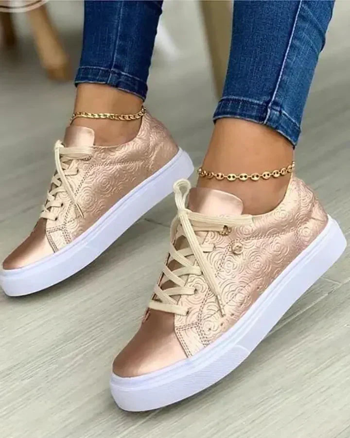 Selira | zapatillas con detalles dorados y cordones blancos