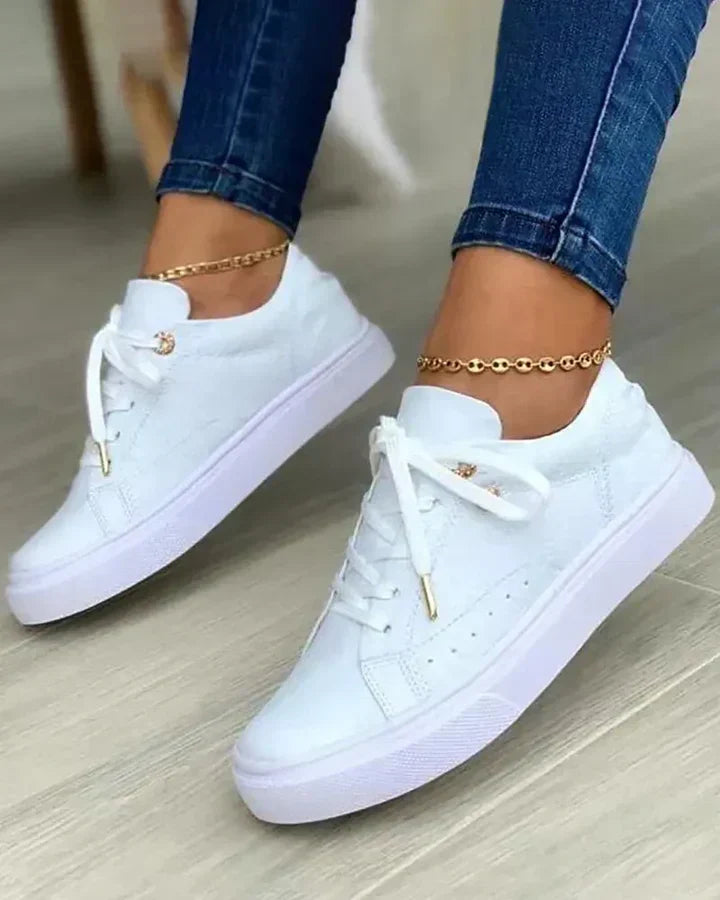 Selira | zapatillas con detalles dorados y cordones blancos