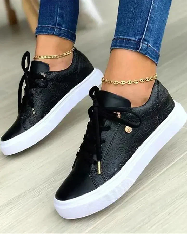 Selira | zapatillas con detalles dorados y cordones blancos