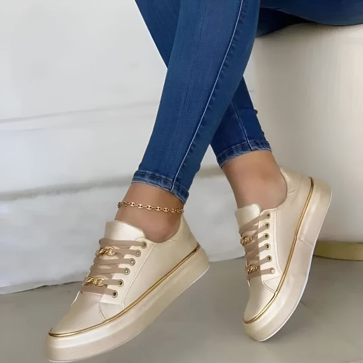 Alexia | Zapatillas ortopédicas para mujer con cordones y detalles dorados