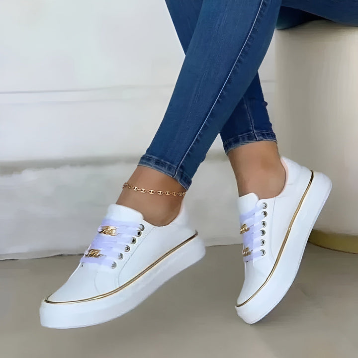 Alexia | Zapatillas ortopédicas para mujer con cordones y detalles dorados