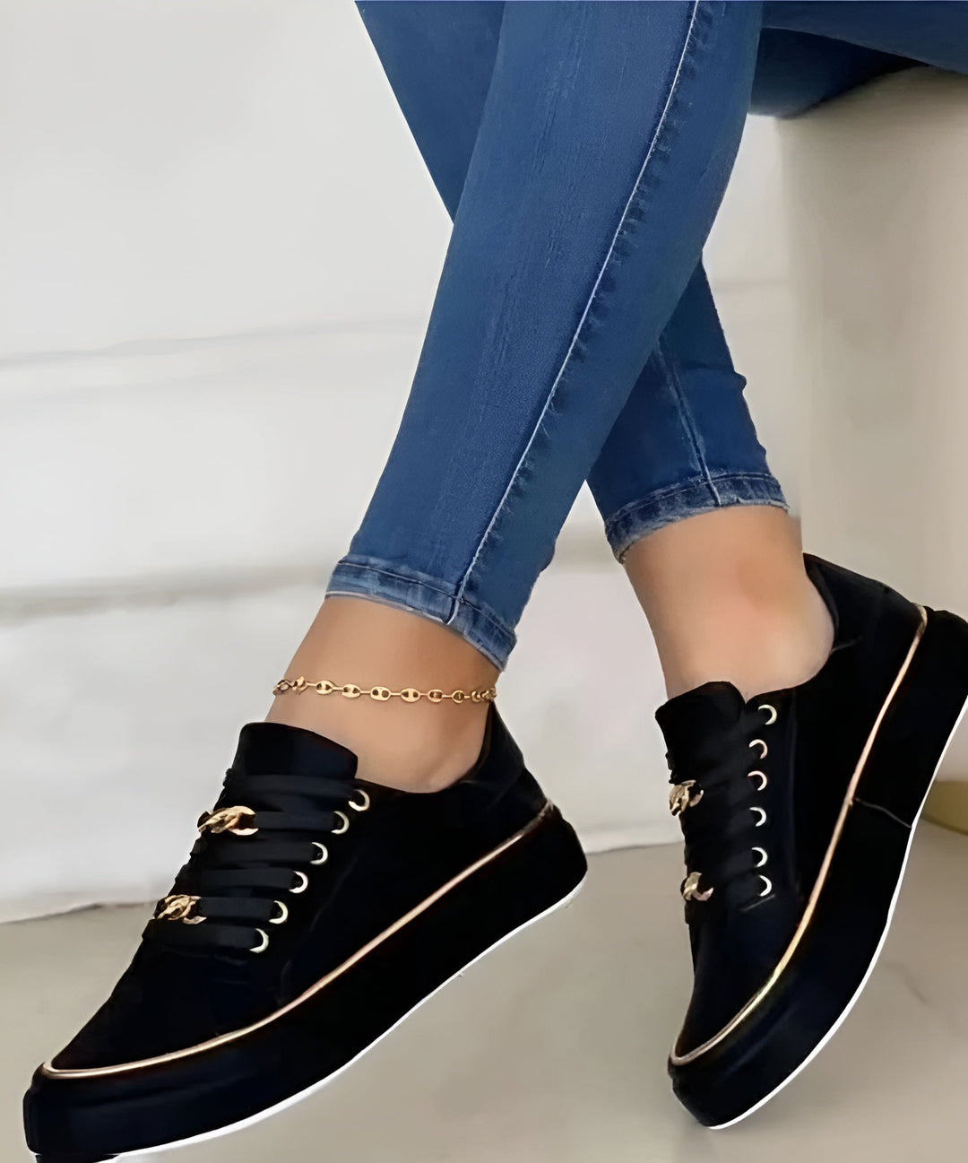 Alexia | Zapatillas ortopédicas para mujer con cordones y detalles dorados